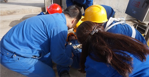 水情形公司大荔分公司开展有限空间清静应急演练活动