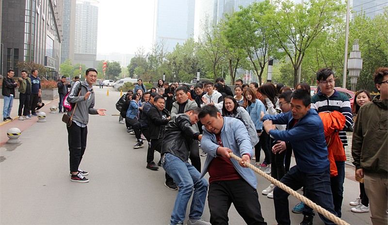 918博天堂集团工会组织举行春季拔河角逐