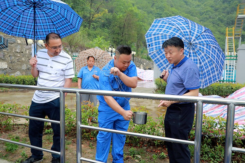 熊良虎在镇安污水处理厂调研时指出：：以守护人民群众喝上清洁的水、、放心的水为出发点，助力打好碧水守卫战