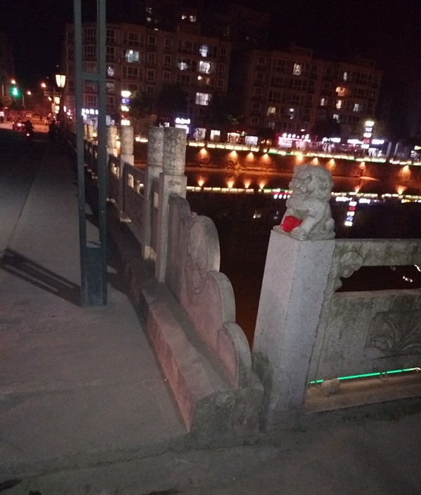 老人翻出大桥护栏欲轻生！！！危急时刻水情形公司职工一把拽住