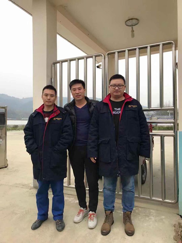 老人翻出大桥护栏欲轻生！！！危急时刻水情形公司职工一把拽住