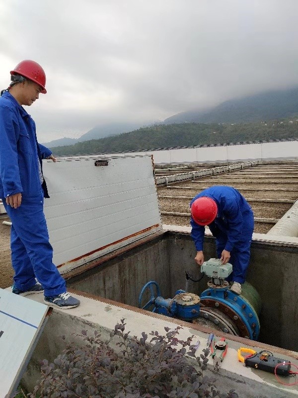 老人翻出大桥护栏欲轻生！！！危急时刻水情形公司职工一把拽住